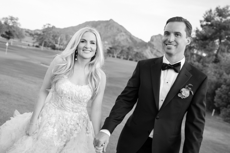 bride and groom photos with camelback mountain backdrop